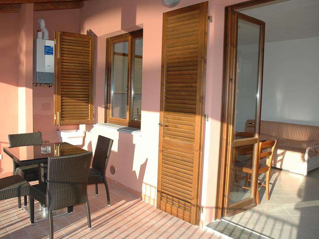 Baia Fiorita Apartamento Porto Azzurro Exterior foto